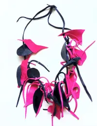 Colier handmade din piele naturala, asimetric, nuante negru cyclame