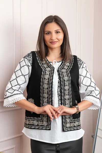 Vesta traditionala neagra cu broderie florala aurie Mihaela