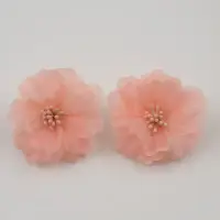 Cercei statement floare din voal roz