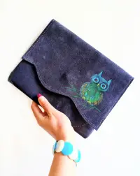 Plic handmade bleumarin din piele naturala intoarsa ,pictat manual