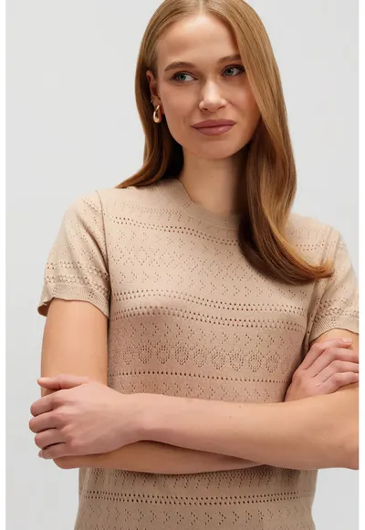Tricou cu decolteu la baza gatului si perforatii decorative - Bej inchis