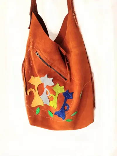 Geanta handmade din piele naturala camel ,cu pisicute colorate