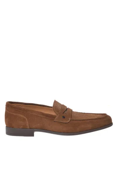 Pantofi loafer de piele intoarsa cu segment cu perforatii - Maro