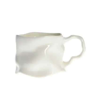 Cana ceramica alba cu forma neregulata si finisaj lucios, 350 ml