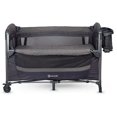 Patut pliabil multifunctional Coccolle Insieme Co Sleeper cu laterala culisanta si 2 niveluri de inaltime, Sistem atasare la somiera patului de adult, Masa infasat, Roti cu frana, Usita cu fermoar, Geanta transport, 120x60 cm
