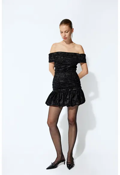 Rochie mini cu decolteu pe un umar Madonna - Negru