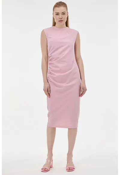 Rochie midi fara maneci cu detaliu drapat - Roz stins