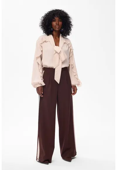 Pantaloni cu croiala ampla si design in doua culori