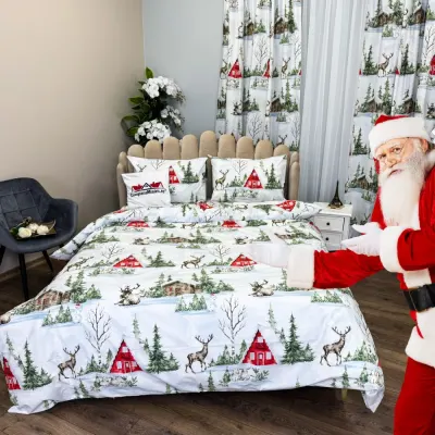 Set Lenjerie Pat Dublu Craciun 4 Piese + 2 Draperii 150x235cm din Bumbac Ranforsat – Confort si Eleganta, Fabricat in Romania, Bleu, Verde, Rosu, peisaj montan de iarna, brazi, cabane, cerbi