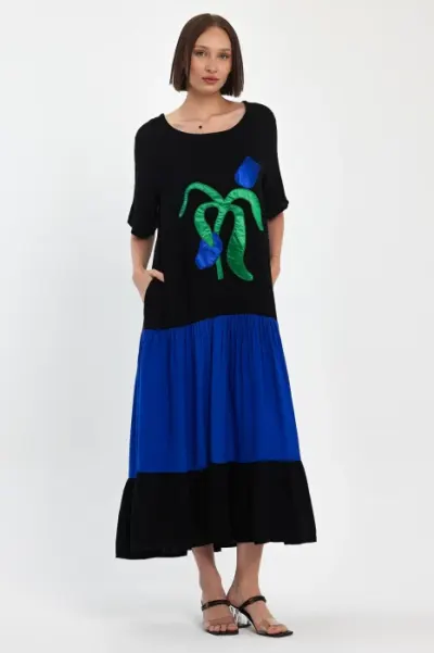 Rochie neagra cu volan albastru si aplicatie floare stilizata, din vascoza