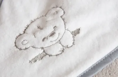 Prosop de baie pentru copii BabyMam prevazut cu capison decorat cu broderie vesela, 100 bumbac, dimensiune 100 x 100 cm, Teddy Bear Grey
