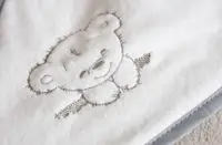 Prosop de baie pentru copii BabyMam prevazut cu capison decorat cu broderie vesela, 100 bumbac, dimensiune 100 x 100 cm, Teddy Bear Grey