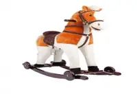 Calut balansoar pentru copii Novokids Rocking Horse XXL BeigeAlb din plus, cu roti, platforma detasabila, functie trotineta fara pedale, dimensiuni 85x37x77 cm, greutate suportata 50 kg