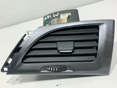 Grila ventilatie dreapta fata 687604198R Renault Megane 3 facelift (2012-2016)