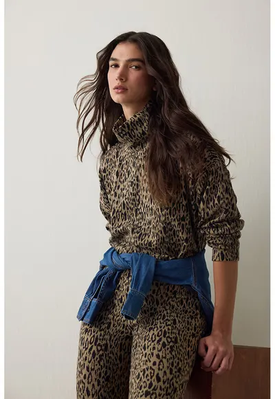 Bluza cu animal print cu guler inalt - Negru/Maro camel