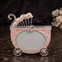 Ramă Foto Copii AZAY Tip Cărucior Bebe, Roz, 13x9 cm, Decor Cameră Fetiță, Cadou Nou-Născut, Cutie Cadou Premium Inclusă