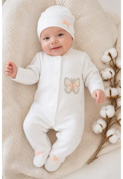 Salopeta bebe fetita alba cu caciulita si aplicatie fluture eleganta din bumbac