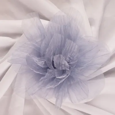 Brosa floare din organza creponata cu diametru de 20 cm, cu clips pentru par, gri deschis