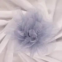 Brosa floare din organza creponata cu diametru de 20 cm, cu clips pentru par, gri deschis