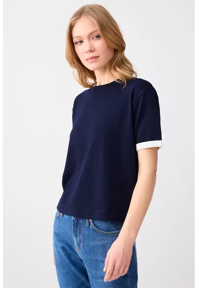 Tricou tricotat fin cu termiantii contrastante - Bleumarin