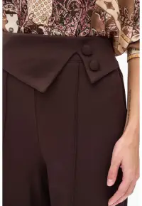 Pantaloni cu croiala ampla si pensa Duka