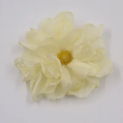 Brosa floare ivoire cu diametru de 10 cm din voal matasos, cu clips pentru par
