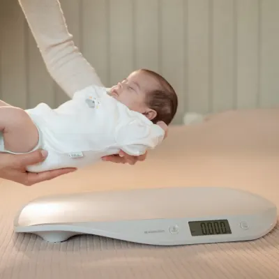 Cantar digital pentru bebelusi KikkaBoo Lyra Beige,design compact cu afisaj LCD cu lumina alba, functie Hold,functie tara,oprire automata dupa 2 minute,precizie de la 50g pana la 20kg,Suprafata concava ergonomica+centimetru
