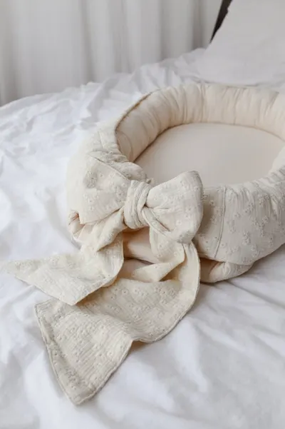 Suport de dormit babynest BabyLy din bumbac brodat Lilly cu funda 70x50 cm