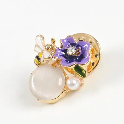 Brosa martisor piatra bej cu floare mov