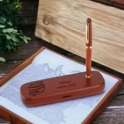 Set pix + stilou in cutie din lemn personalizata pentru profesor - Nume