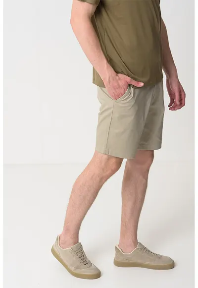 Pantaloni scurti slim fit din amestec de bumbac - Maro nisip