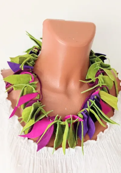 Colier handmade din piele naturala,nuante fuchsia ,olive