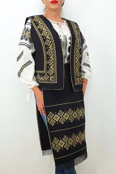 Costum Traditional Vesta si 2 Fote brodate cu model traditional 3