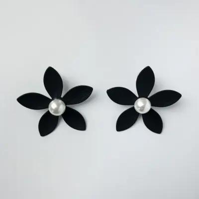 Cercei in forma de floare cu cinci petale si perla sintetica alba in mijloc, negru mat