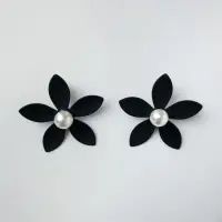 Cercei in forma de floare cu cinci petale si perla sintetica alba in mijloc, negru mat