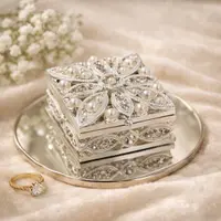 Cutie Bijuterii Pătrată 5x5 cm cu Flori, Perle și Strasuri AZAY – Casetă Bijuterii Elegantă, Cutie Inel, Cutie Cadou Femei cu Ambalaj Premium