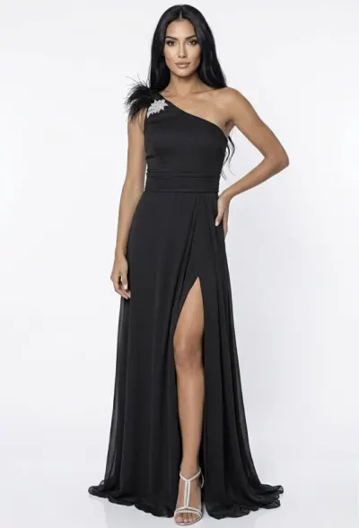 Rochie eleganta neagra din material vaporos cu slit pe picior accesorizata cu pene si cristale