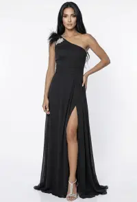 Rochie eleganta neagra din material vaporos cu slit pe picior accesorizata cu pene si cristale