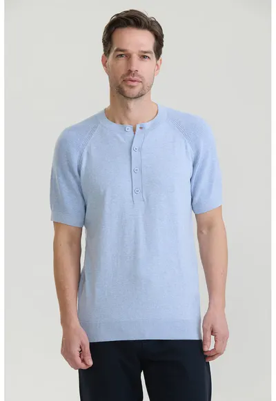 Tricou slim-fit cu guler henley - Albastru pastel