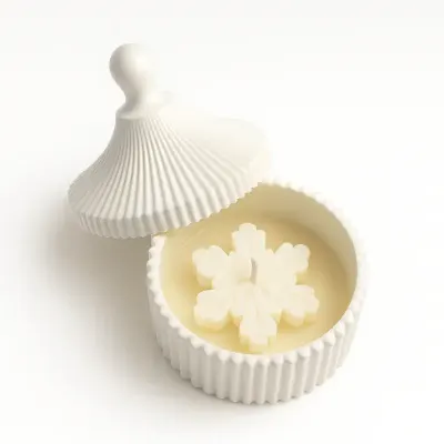 Lumânare de Crăciun în recipient ceramic cu capac – fulg de nea, ceară de soia - Neparfumată