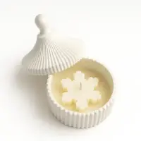 Lumânare de Crăciun în recipient ceramic cu capac – fulg de nea, ceară de soia - Parfumată Christmas Tree