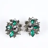 Cercei eleganti cu pietre verzi si design floral vintage