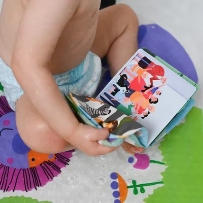 Carticica moale de baie Akuku First Steps cu 10 pagini colorate si chitaitoare,materiale sigure,dimensiune 12x12 cm,varsta recomandata peste 6 luni