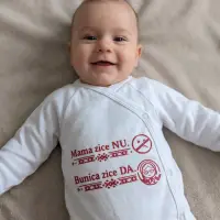 Body bebelus cu mesaj Mama zice nu, Bunica zice da.