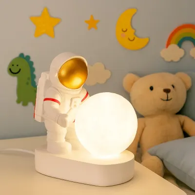 Lampa LED Astronaut cu Luna – Veioza ambientala pentru copii si decor modern