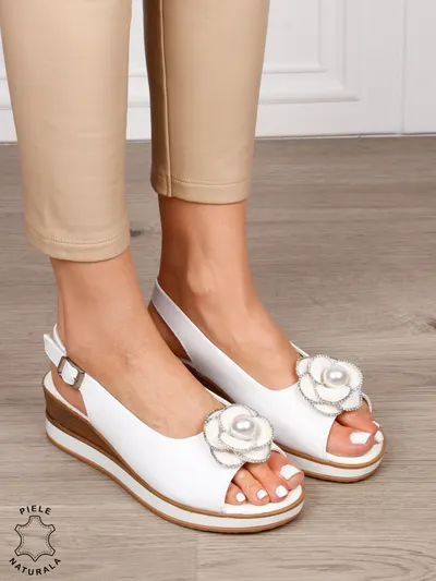 Sandale damă din piele naturală model elegant cu platformă și floare decorativă CRL1657 ALB