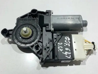 Motoras macara geam dreapta spate 5K0959704D Volkswagen Golf 6 (2008-2013)