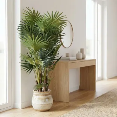 Plantă artificială Palmier 120 cm, bogată în frunze verzi cu detalii realiste și tulpini cu inserții de material natural, ghiveci negru inclus