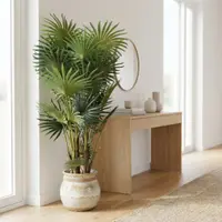 Plantă artificială Palmier 120 cm, bogată în frunze verzi cu detalii realiste și tulpini cu inserții de material natural, ghiveci negru inclus