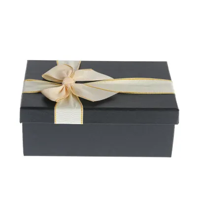 Cutie de cadou eleganta cu funda crem 21 cm
